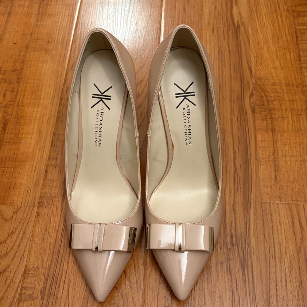 3 for $25! Kardashian Kollection beige high heel shoes with front bow,8.5
